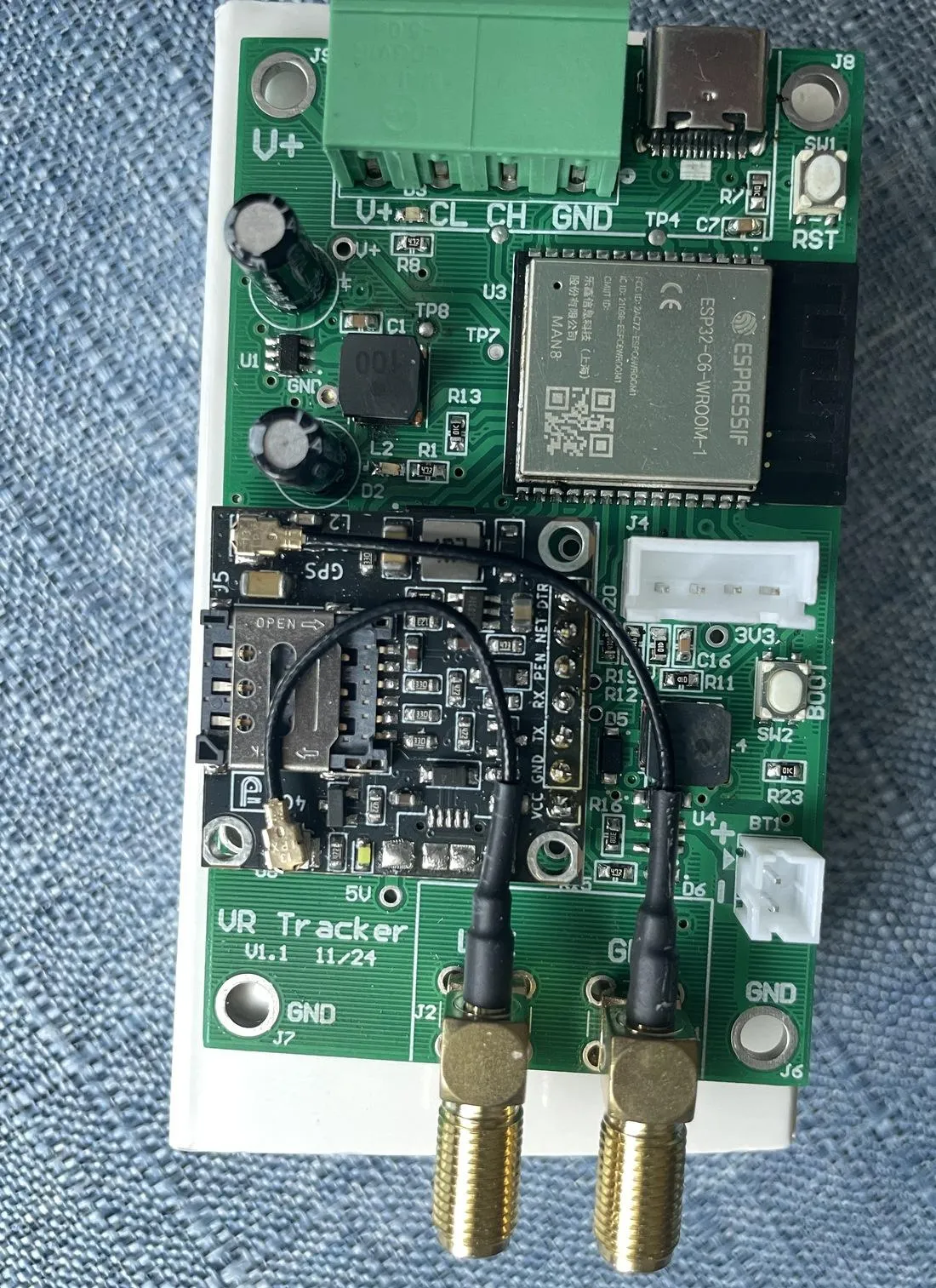 Telematics tracker board with ESP32, cellular modem and dual SMA antennas